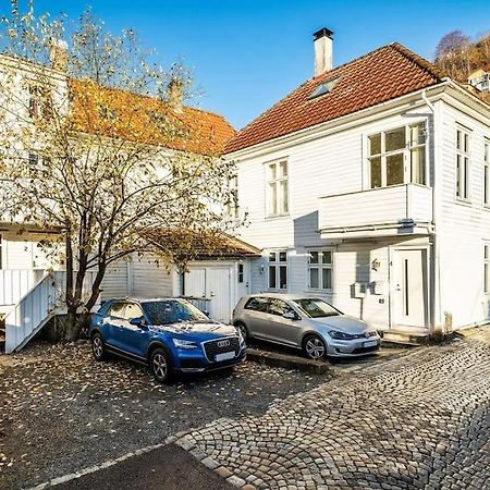 Central Apartment With Balcony, Self-Check In & Private Entrance Берген Экстерьер фото