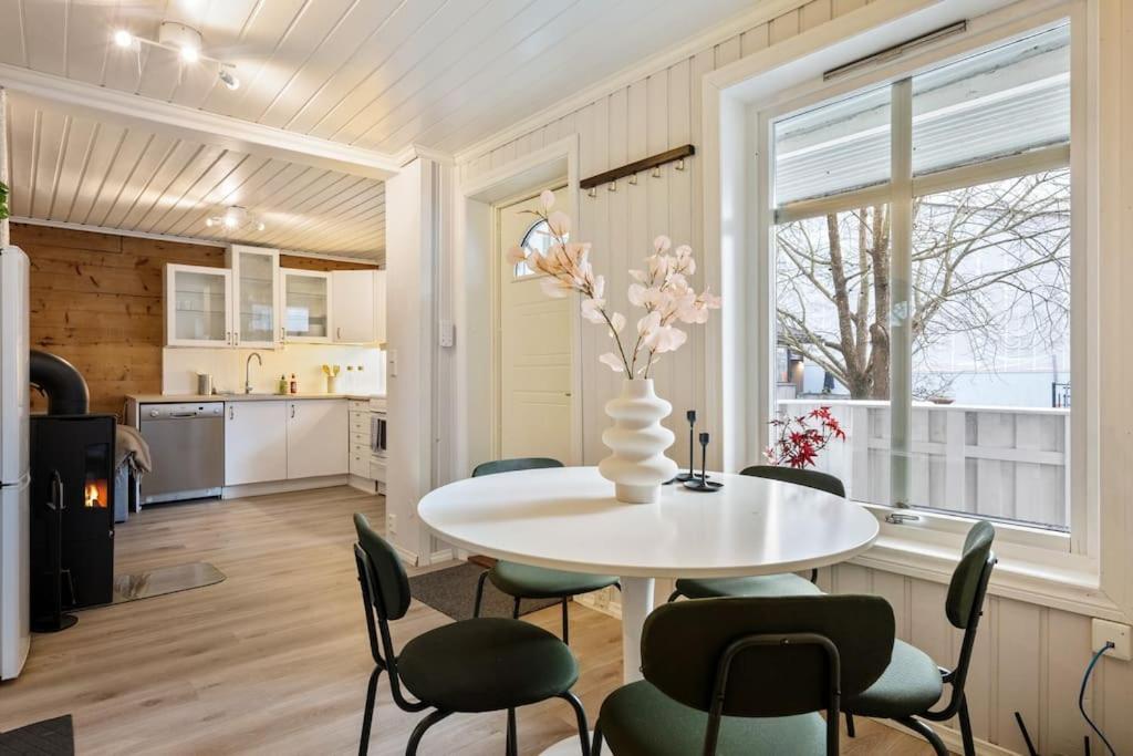 Central Apartment With Balcony, Self-Check In & Private Entrance Берген Экстерьер фото