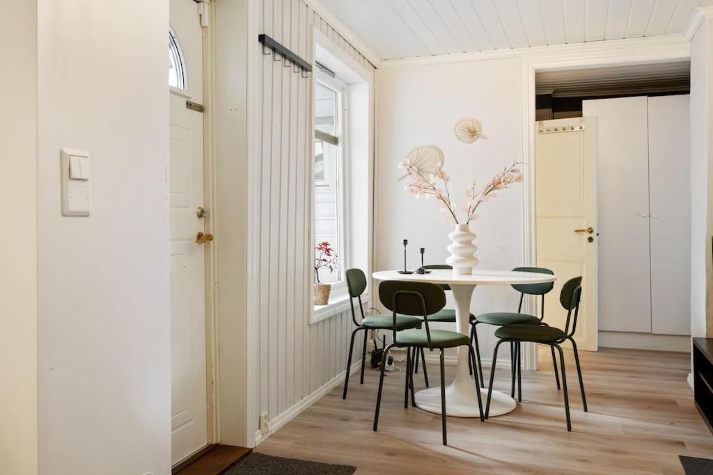Central Apartment With Balcony, Self-Check In & Private Entrance Берген Экстерьер фото