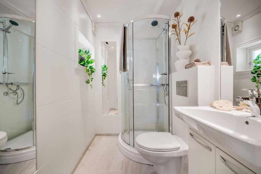 Central Apartment With Balcony, Self-Check In & Private Entrance Берген Экстерьер фото