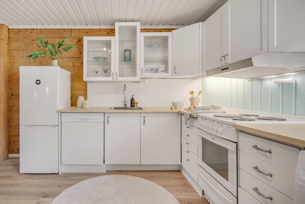 Central Apartment With Balcony, Self-Check In & Private Entrance Берген Экстерьер фото