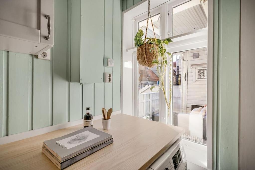 Central Apartment With Balcony, Self-Check In & Private Entrance Берген Экстерьер фото