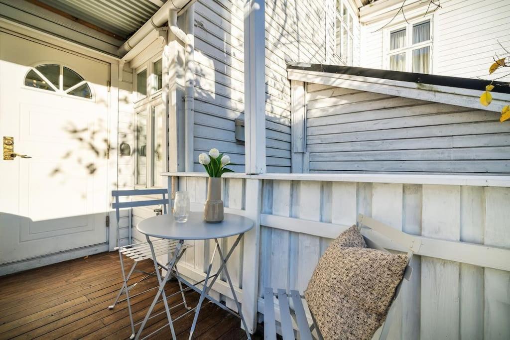 Central Apartment With Balcony, Self-Check In & Private Entrance Берген Экстерьер фото